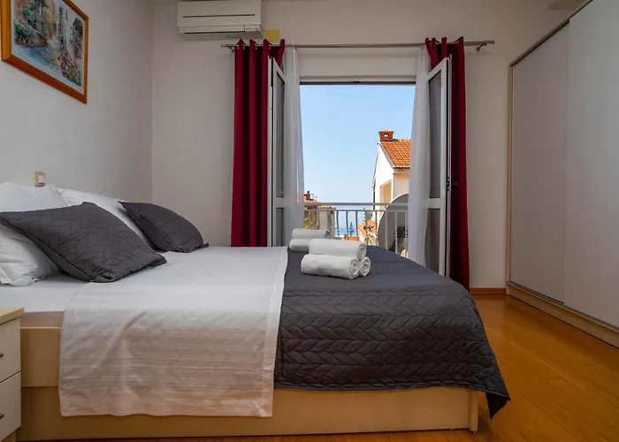 Ivana - Sea View Apartment With Garage